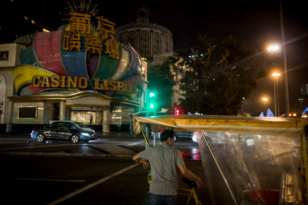 澳门著名赌场“萄京娱乐场”在停电的情况下没办法开门营业。