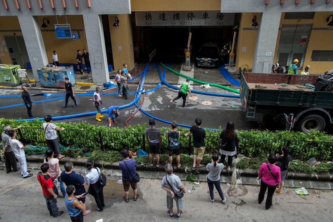澳门筷子基快达楼的停车场在“天鸽”吹袭下，有大量洪水疑涌入，有人报称被困，当地消防局联同海关蛙人搜救及进行排水。