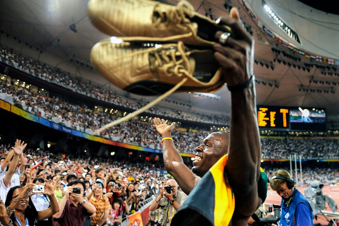 2008年8月22日，北京奧運會，保特在勝出男子4x100接力賽後到觀眾席與觀眾慶祝。