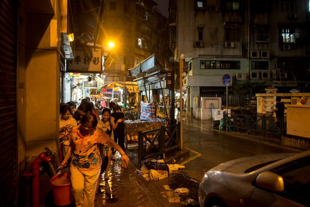 澳门下环街，晚上仍然有不少居民在排队取水。