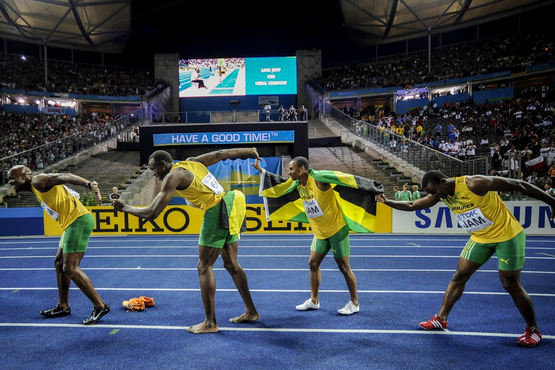 2009年8月22日，德國柏林，世界田徑錦標賽男子4x100接力賽決賽，保特 (左二) 與隊友 (左至右) 鮑威爾 (Asafa Powell)、佛瑞特 (Michael Frater)、穆林斯 (Steve Mullings) 一起合照。