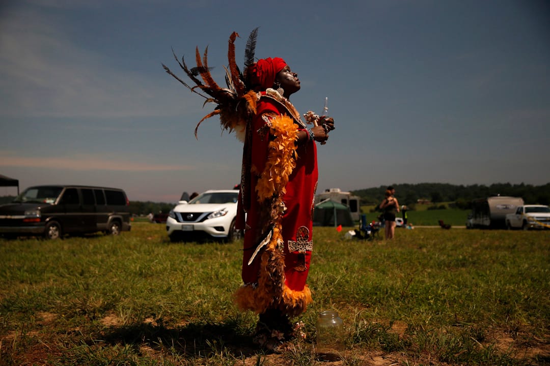 2017年8月21日，在肯塔基州城市霍普金斯维尔，一名伏都教 (Voodoo) 妇人趁着日蚀的数分钟召唤祖先的灵魂，希望它们能为世人带来和平。
