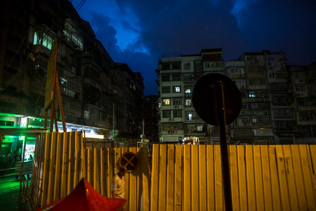 澳门晚上的电力依然未完全恢复，部分地区只有小量灯光。