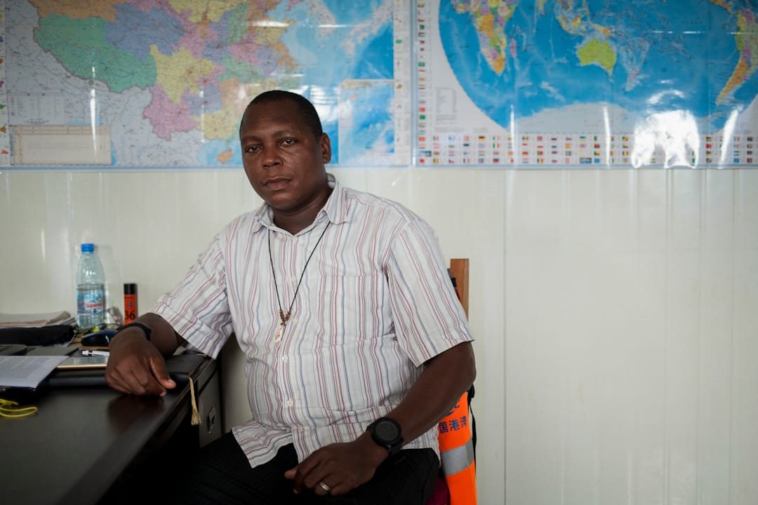 Blaise中等身材，微微隆起的啤酒肚让他和克里比街上比比皆是的身材健硕、肌肉精壮的喀麦隆男人看起来很不一样。他的老婆说，非洲的女人特别喜欢这样的身材，微胖甚至是胖的身材说明这个男人有钱，不需要出卖劳力。