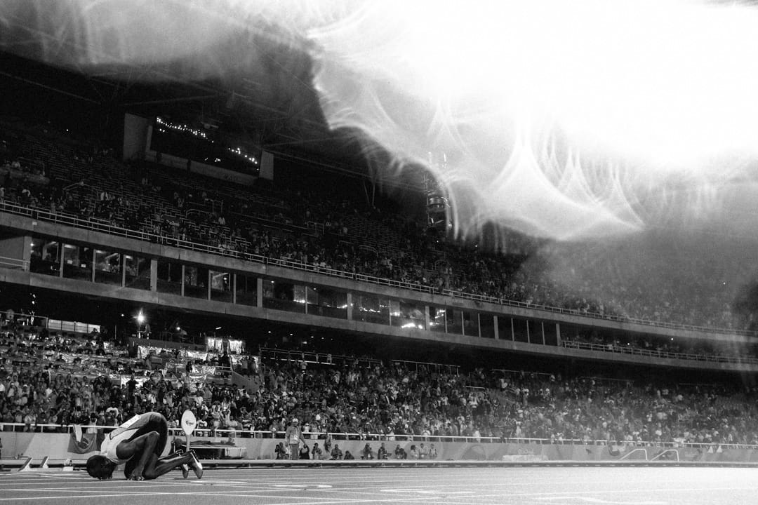 2016年8月18日，巴西里約熱內盧奧運會，保特在勝出男子200米決賽後低身吻地慶祝。