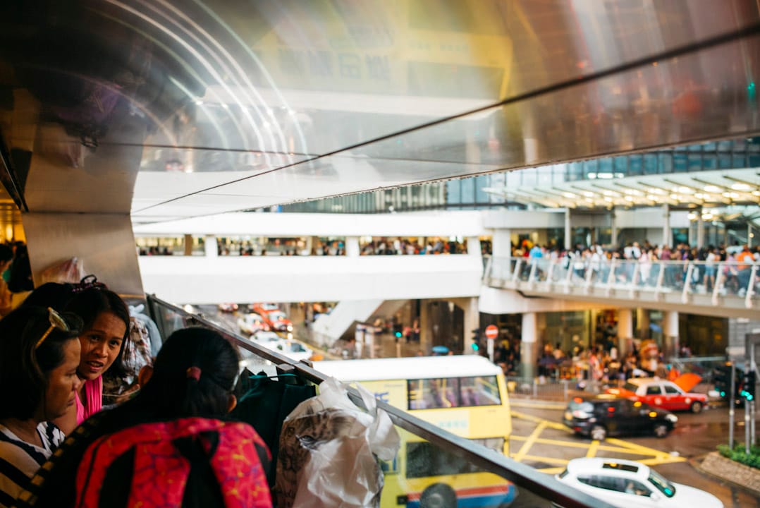 菲傭在假日「佔領中環」,他們聚集在遮打道、皇后像廣場、大會堂和碼頭天橋這些公共空間,聊天,休息,分享美食。
