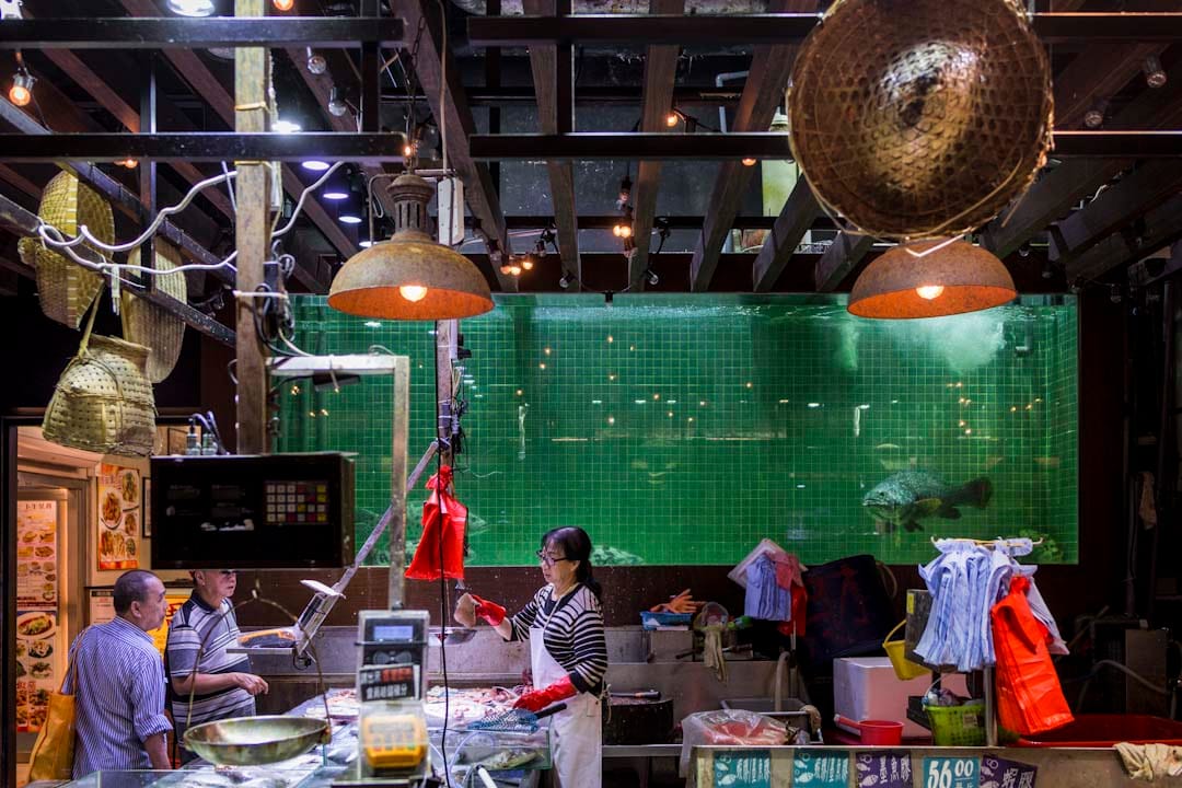 同樣由承包商建華集團管理的本灣街市魚檔區，近似的設計風格，被豪裝成舊式漁巿場。