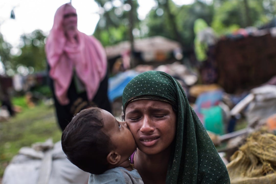 2017年9月2日，一名羅興亞小孩在難民營裡親吻媽媽的臉。