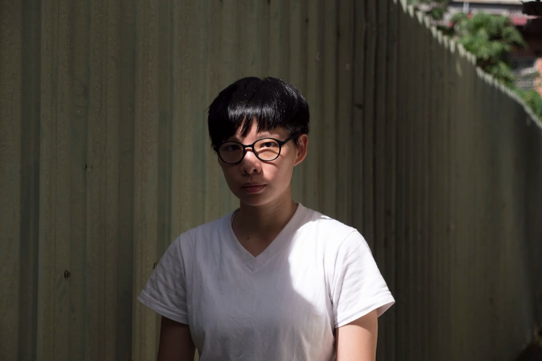 簡莉穎戴眼鏡，為的是抗藍光，因為前幾年工作過度，身體對藍光產生排斥，看太久電腦螢幕會開始暈眩。