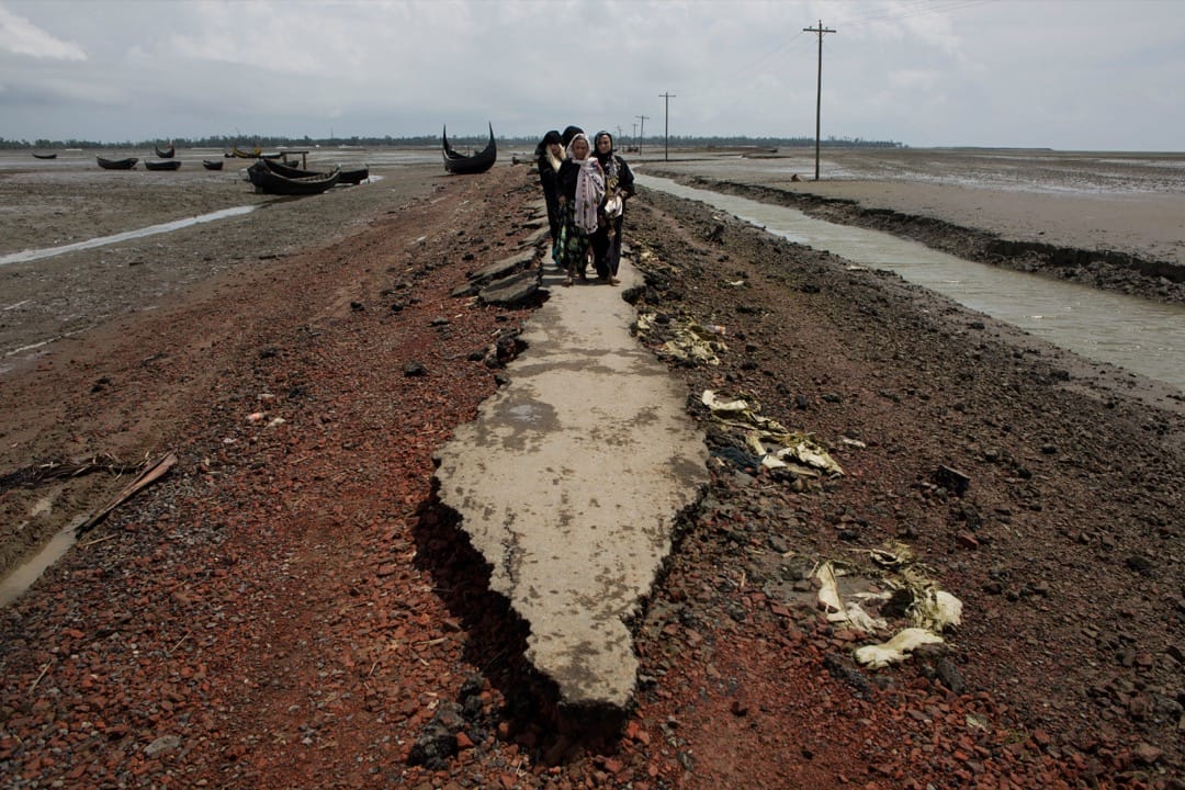 2017年9月2日，一個羅興亞家庭走在破爛的道路上。