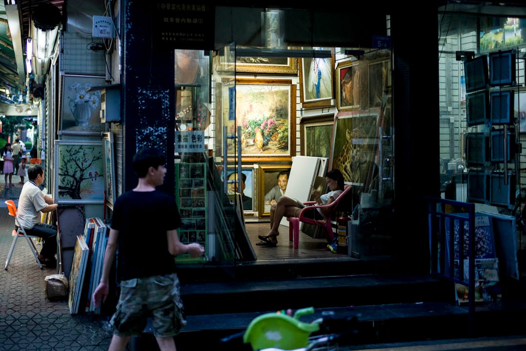 大芬村有「世界油畫工廠」之稱，這裏生產的臨摹畫作和名人肖像，會經銷到世界各地。