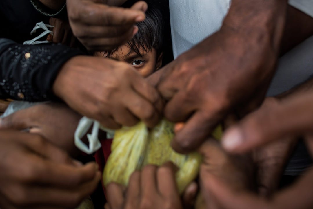 2017年9月3日，剛到孟加拉的羅興亞難民在難民營中爭奪糧食。