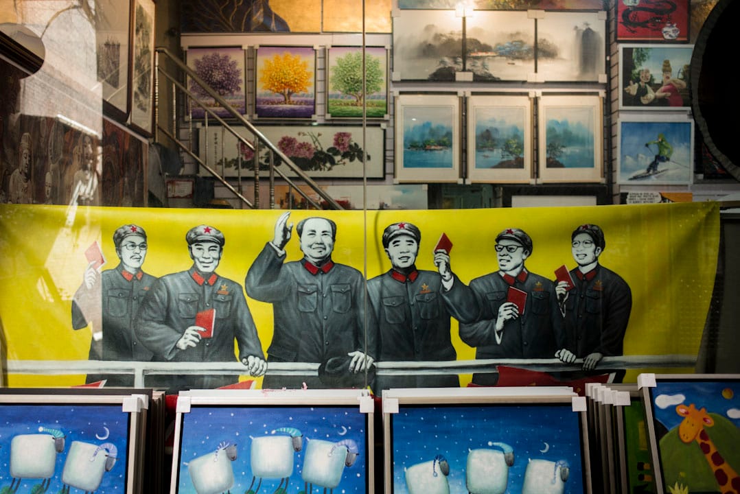 大芬村一間畫廊，展示一幅領導人群像油畫。