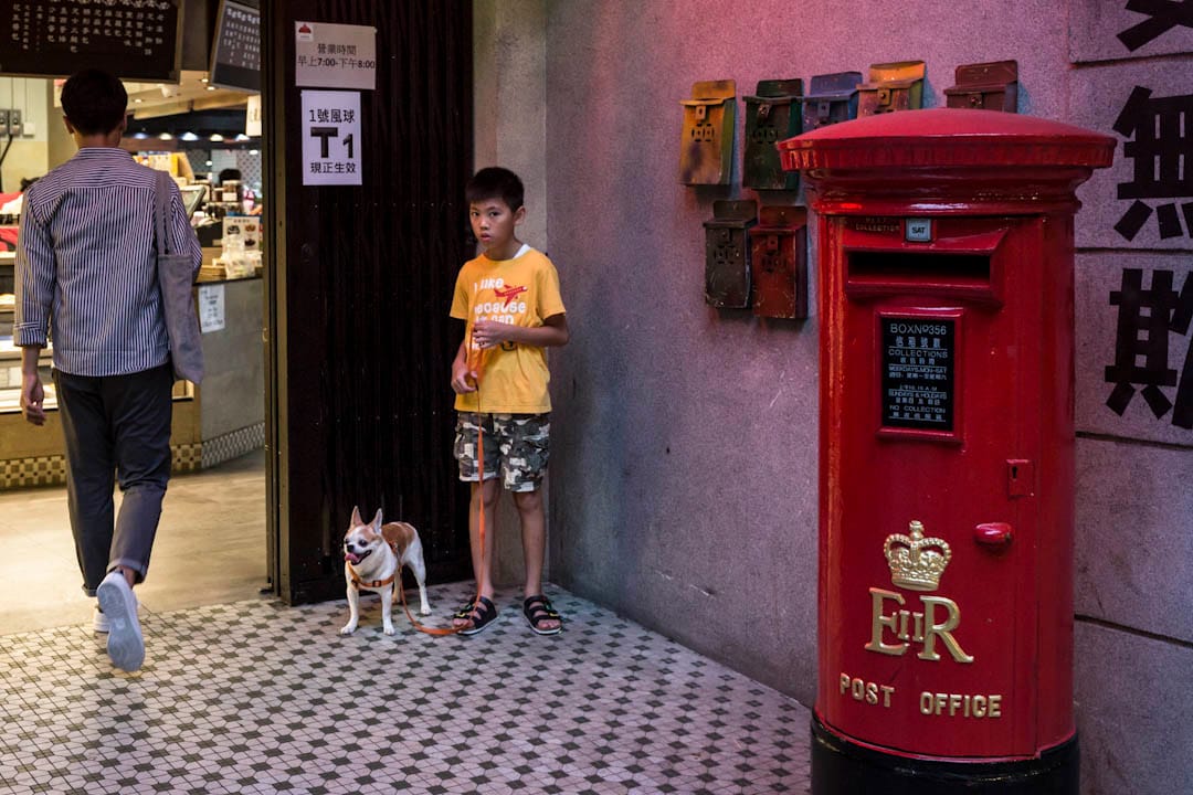 新市鎮東涌沒有政府的食環街市，又缺乏售賣鮮肉蔬果的地舖，逸東邨居民選擇少，日常只能於粉飾成舊香港的街市𥚃買餸。