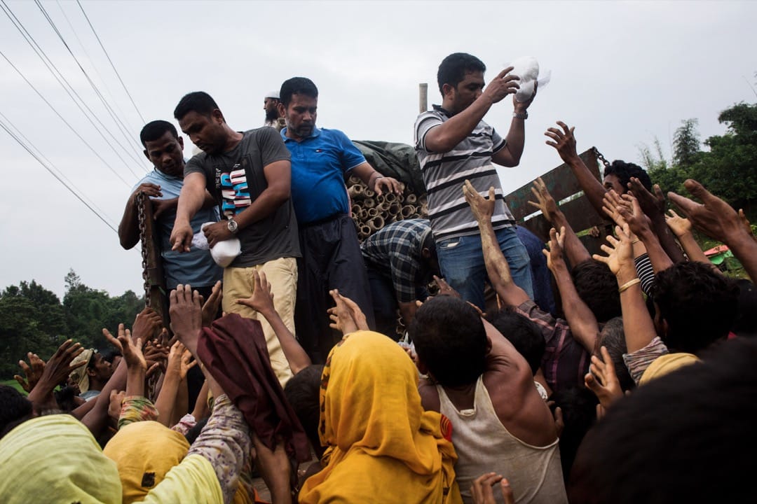 2017年9月3日，孟加拉志願者到羅興亞難民營派發食物。