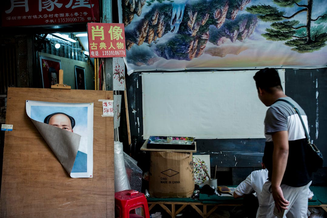 毛澤東的肖像被一陣風吹起來。