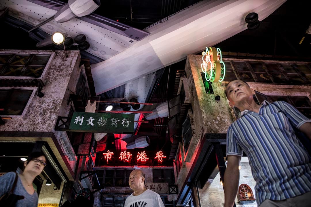 逸東邨街市像 廠景，一架飛機模型懸掛在天花板，模仿昔日九龍城唐樓的奇觀。