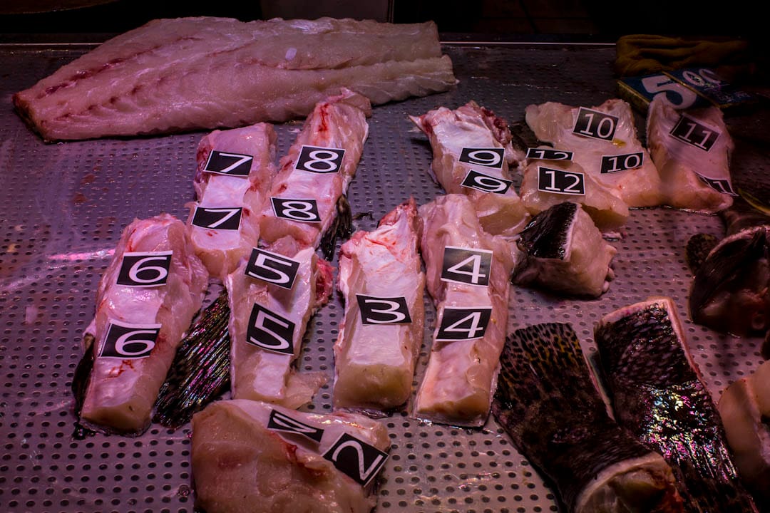 生劏的魚肉貼上號碼，供客人選購。