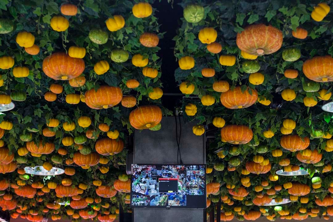 由建華管理的隆亨街市，天花板掛滿各式疏果，店舖裝有閉路電視。