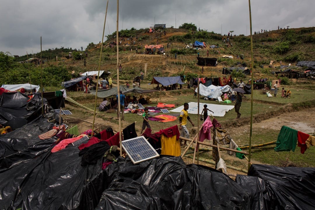 2017年9月3日，羅興亞難民在臨時搭建的避難所休息。