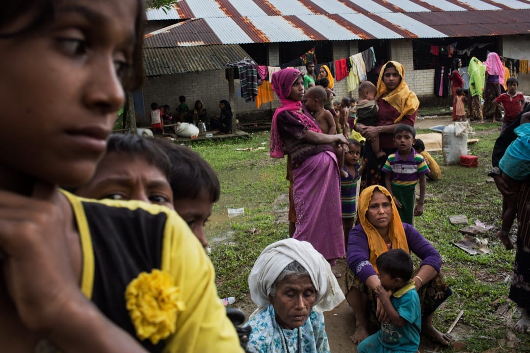 2017年9月2日，一群羅興亞難民在越過孟加拉邊境後稍作休息。