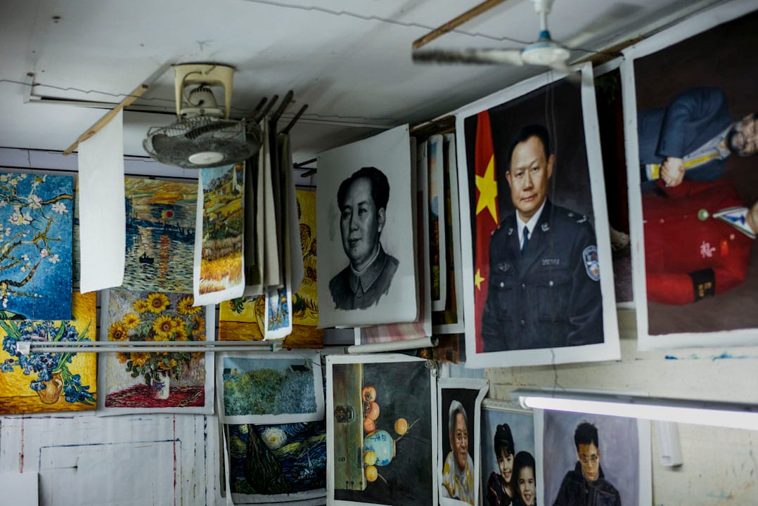 很多擅長繪畫肖像的畫家，店內都會掛上家傳戶曉的領導人肖像畫。