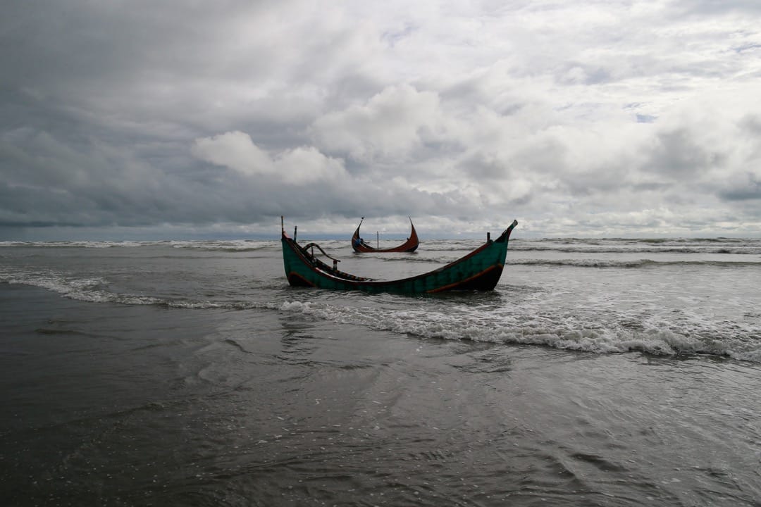 2017年8月31日，在孟加拉海岸，孟加拉村民搜獲兩艘協助羅興亞人逃難時翻沉的船，翻船造成26名婦孺死亡。