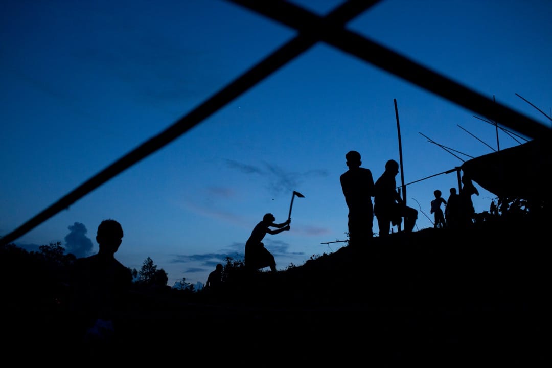 2017年9月2日，剛越過緬孟邊境的羅興亞難民在孟加拉的科克斯巴扎爾縣的Gundum地區搭建臨時居所。