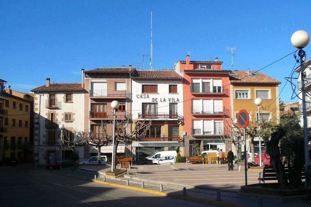 柳斯薩內斯（Prats de Lluçanès）是離加泰隆尼亞首都巴塞羅約一小時車程的村落，村中共有1700多人，總面積13平方公里。