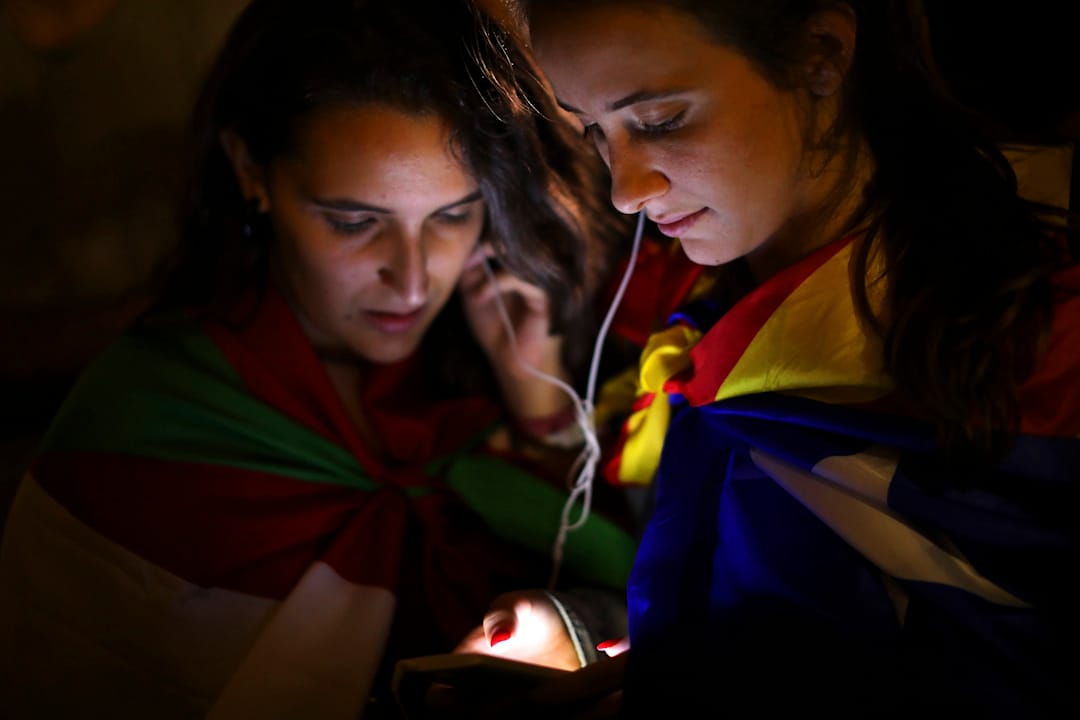 2017年10月1日，公投支持者聚集在巴塞罗那学校投票站的Escola工业园外，等待加泰罗尼亚自治区的独立公投的结果。 