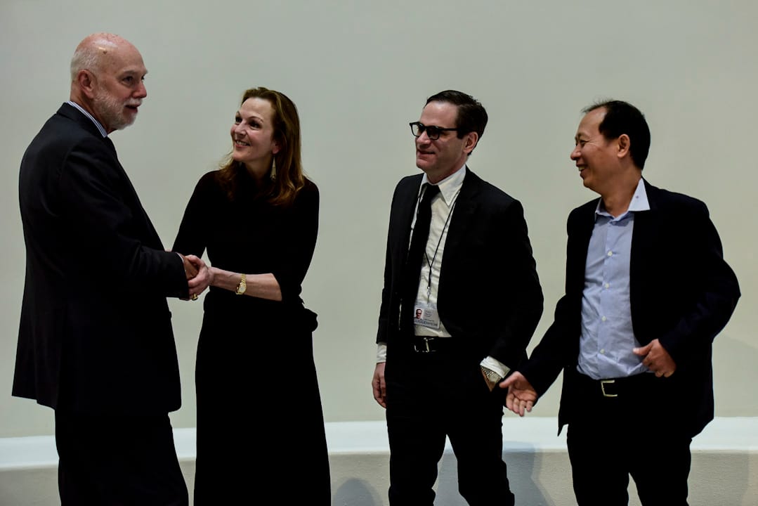 古根海姆美術館館長Richard Armstrong與此次展覽的策展人孟璐、田霏宇和侯瀚如。