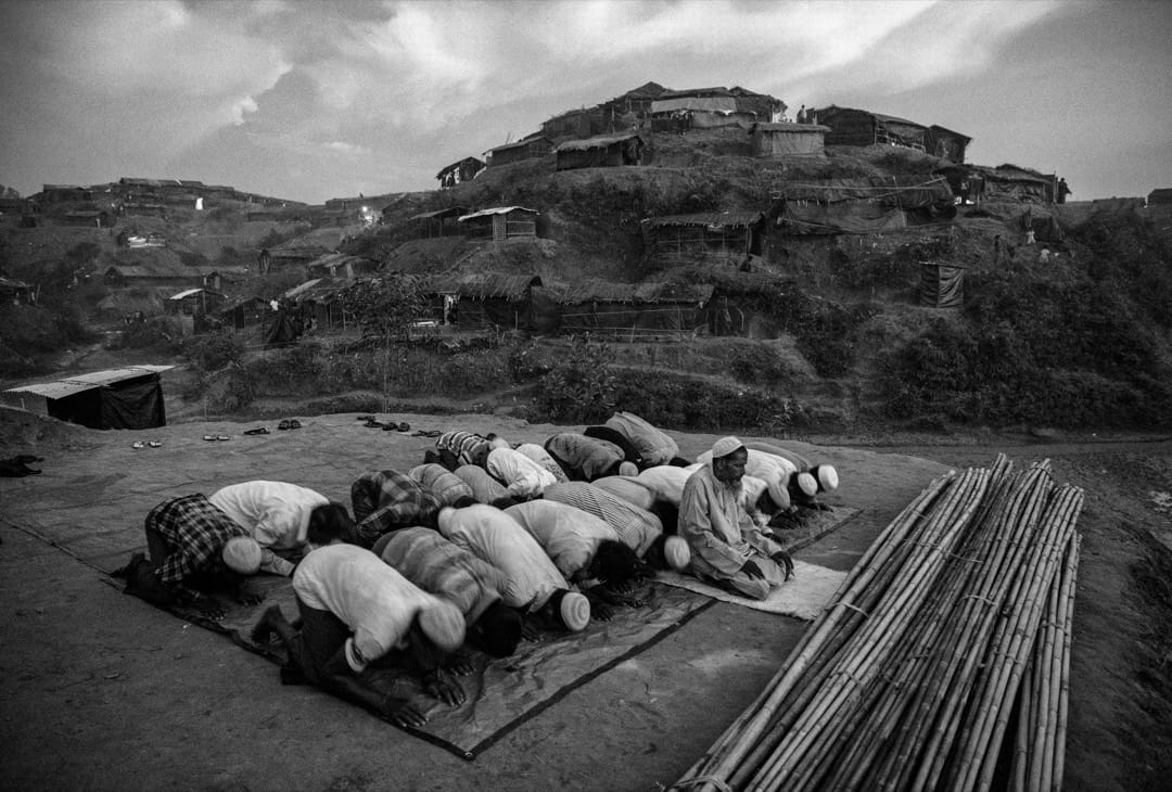 2017年9月25日，罗兴亚难民在孟加拉科克斯巴扎尔县的难民营中进行跪拜仪式，这里将会建设一座清真寺。