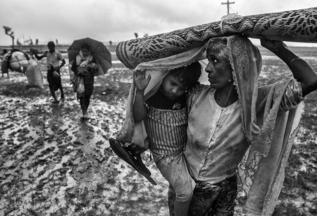 2017年9月28日，一名罗兴亚难民妇人抱著孩子从纳夫河徒步到临时难民营。