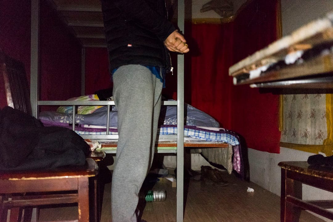 2017年11月25日晚上，一位打工者在他的卧室內，沒有電，更沒有暖氣，靠手機電筒的光來照明。