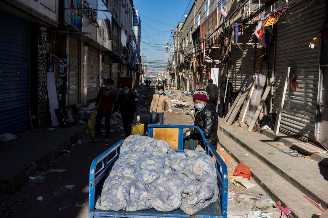 2017年11月26日中午，新建村村內的街道上一片狼藉，陸陸續續有人將生活用品搬離屋內。