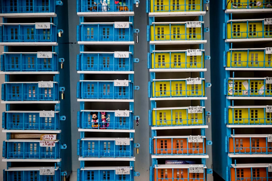 由艺术家指导，再由住户合力以木制作而成的蓝屋信箱。