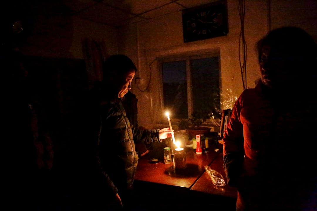 「你們白天誰想陪我去要電？斷了八九天了，18號剛充了4000元的電費，第二天就斷電了」，昏暗的燭光中，興隆公寓的老闆娘張秀芹揮著手詢問來訪記者。一年半以前，來自吉林四平的劉強和張秀芹夫婦從北京二房東手中租下這棟使用面積逾3000平方米的三層簡易樓房，作為興隆公寓出租，據稱租期為18年。公寓共有100余套房間，面積從20平米到60平米不等。張秀芹喊冤說，「村委會才知道每個房子背後的產權，我們從二房東手裡租下來也搞不清楚那麼多啊。」