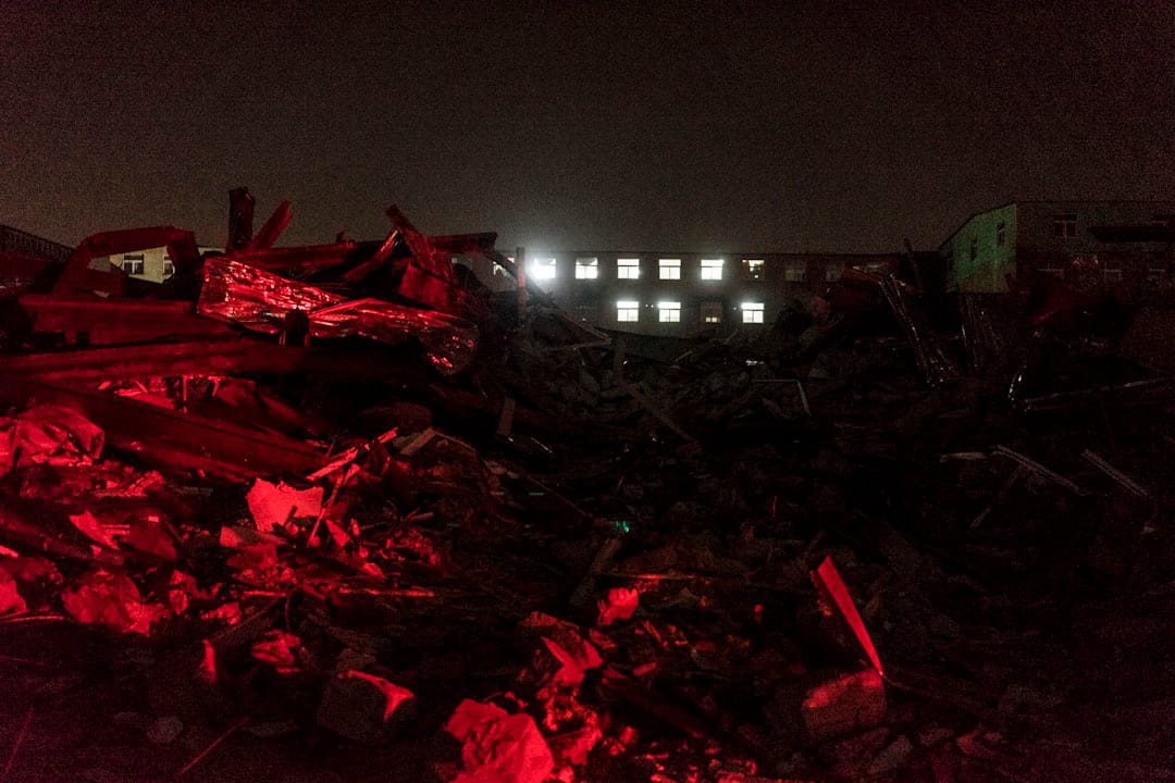 2017年11月25日晚上，工廠被拆除後的廢墟。新建村工廠大多以磚混加鋼結構搭建而成，在這些建築裏最多提供了數萬的工作崗位。