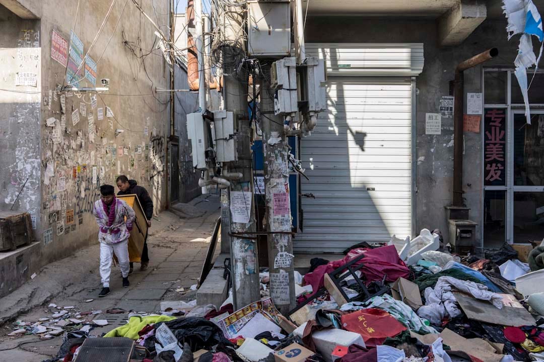 2017年11月26日中午，兩位新建村的租戶將櫃子搬到車上，政府要求他們在這一兩天內離開新建村。街道上都是工廠與居民搬遷後遺留下來的垃圾。