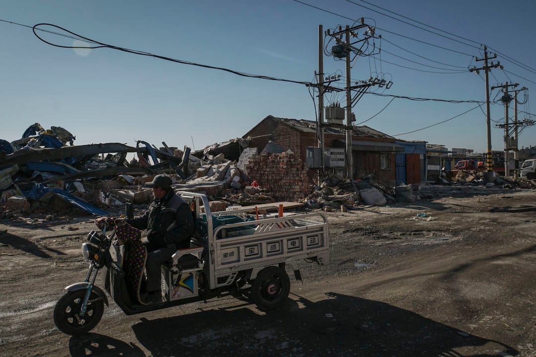 有居民回到村內收拾家當,用摩托車把家中物品運走。