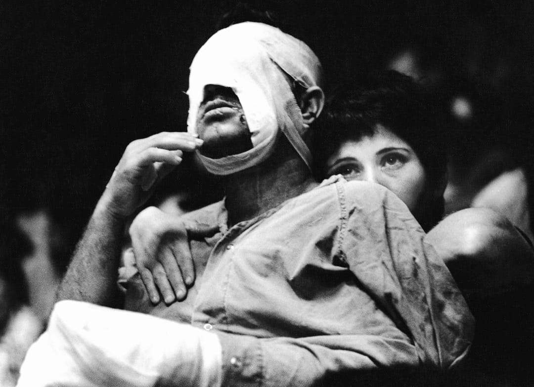 1973年，赎罪日战争之后，一名女子在以色列拥抱一名手臂和头部绑有绷带的男子。