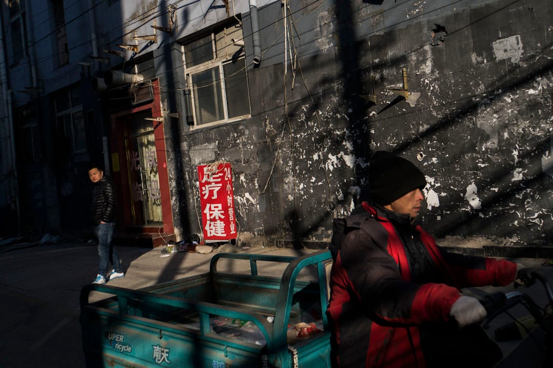 在村子附近有很多摩托車來回往返。