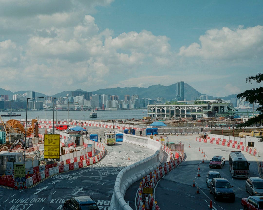 2017年6月，习近平访港第二天，湾仔会议展览中心附近的水马摆放在马路上，形成一条曲线。