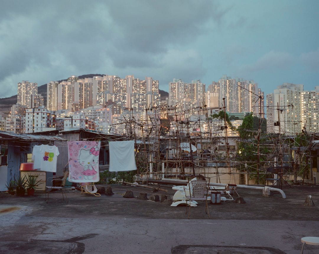 2017年6月，九龙区一个天台上，悬挂著晾晒的衣服，远处是公共房屋。