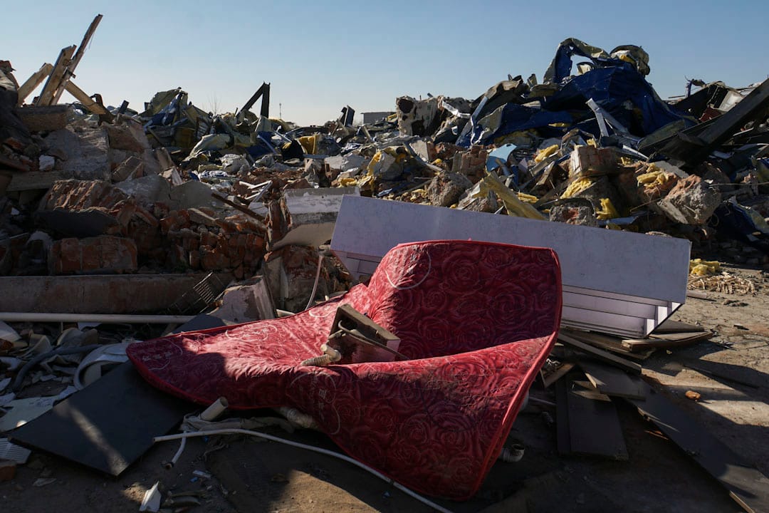 清拆後的新建村到處都是被遺棄的傢俱和雜物。