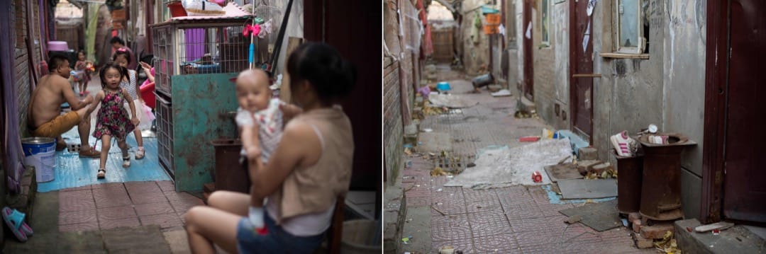 2017年8月17日,一家人坐在自家屋外,小孩在玩耍。