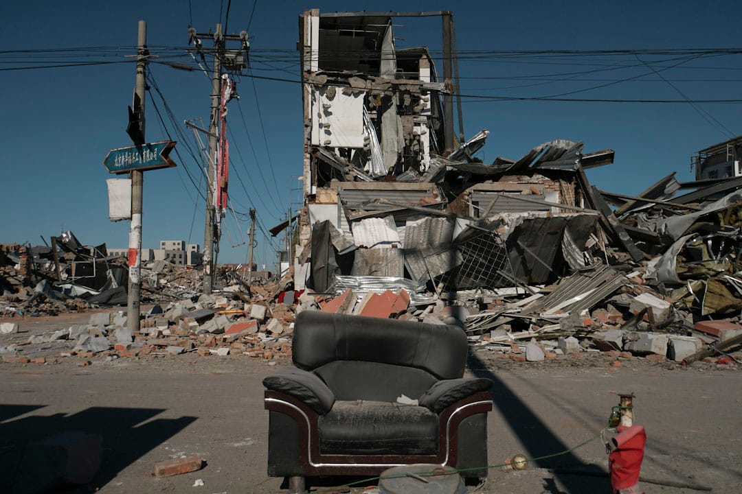 村裏有建築物還在清拆,地上擺放了一台單人梳化。