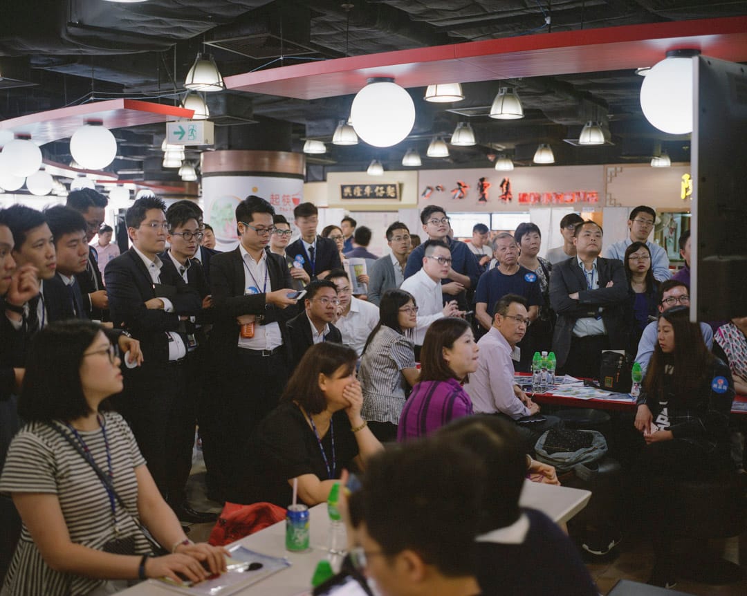 2017年5月，新楼盘在红磡一个商场开售，地产经纪正留心观看屏幕上的搅珠结果。