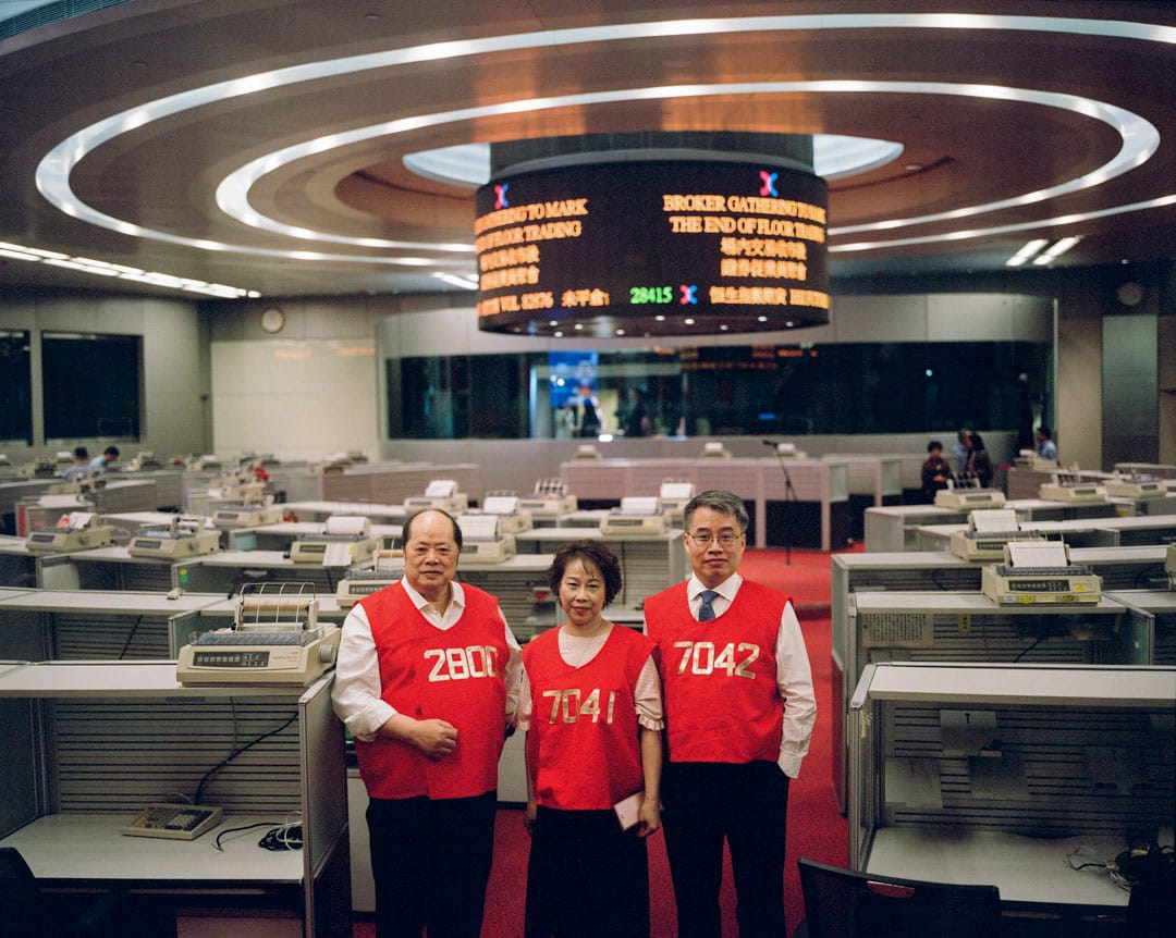 2017年10月，有32年历史的港交所交易大堂最后一天，出市代表在会场拍照留念。