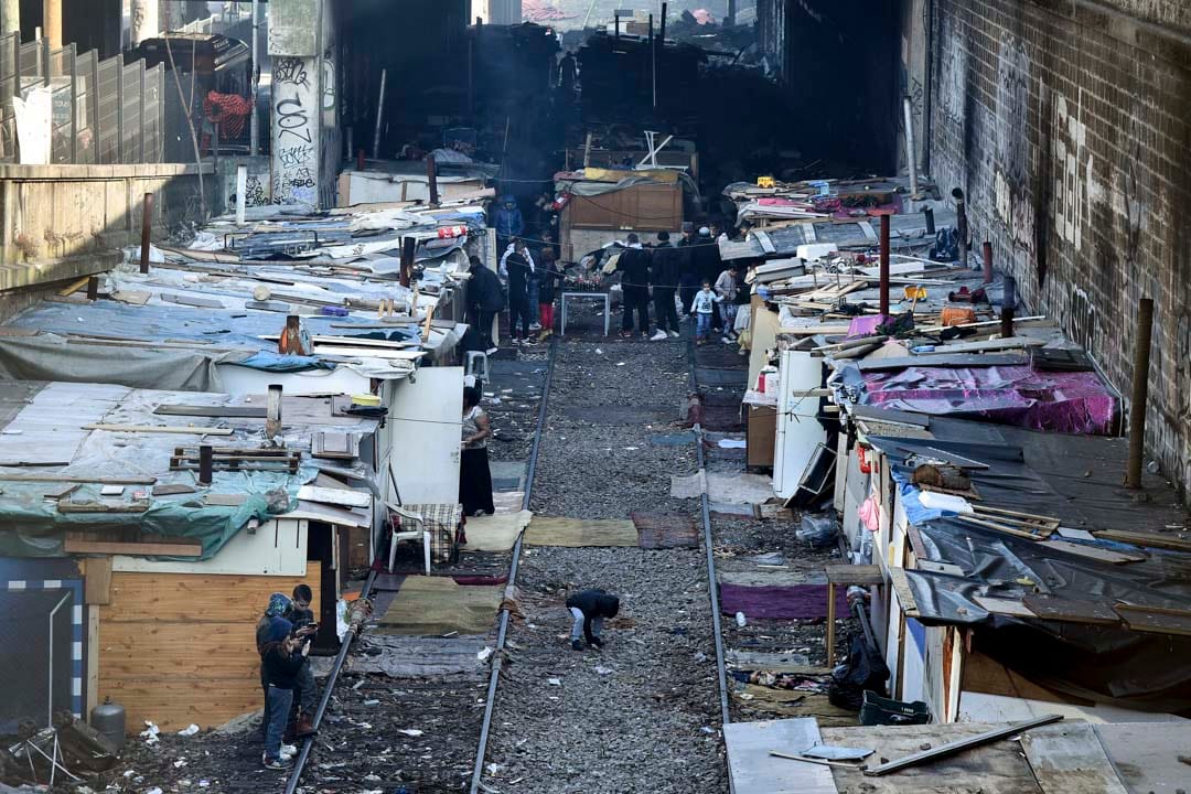 2017年2月22日,法國巴黎第18區的廢棄鐵路線沿線,有聚多羅姆人居住的棚屋。